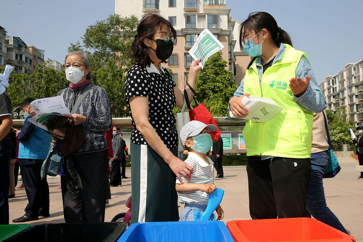 四月四日信息中心派我来到金福社区进行志愿者活动早上七点到场进行了检查电动车停车检查电梯宣传海报是否到位进行垃圾清理此次志愿者活动内容帮我简要概括