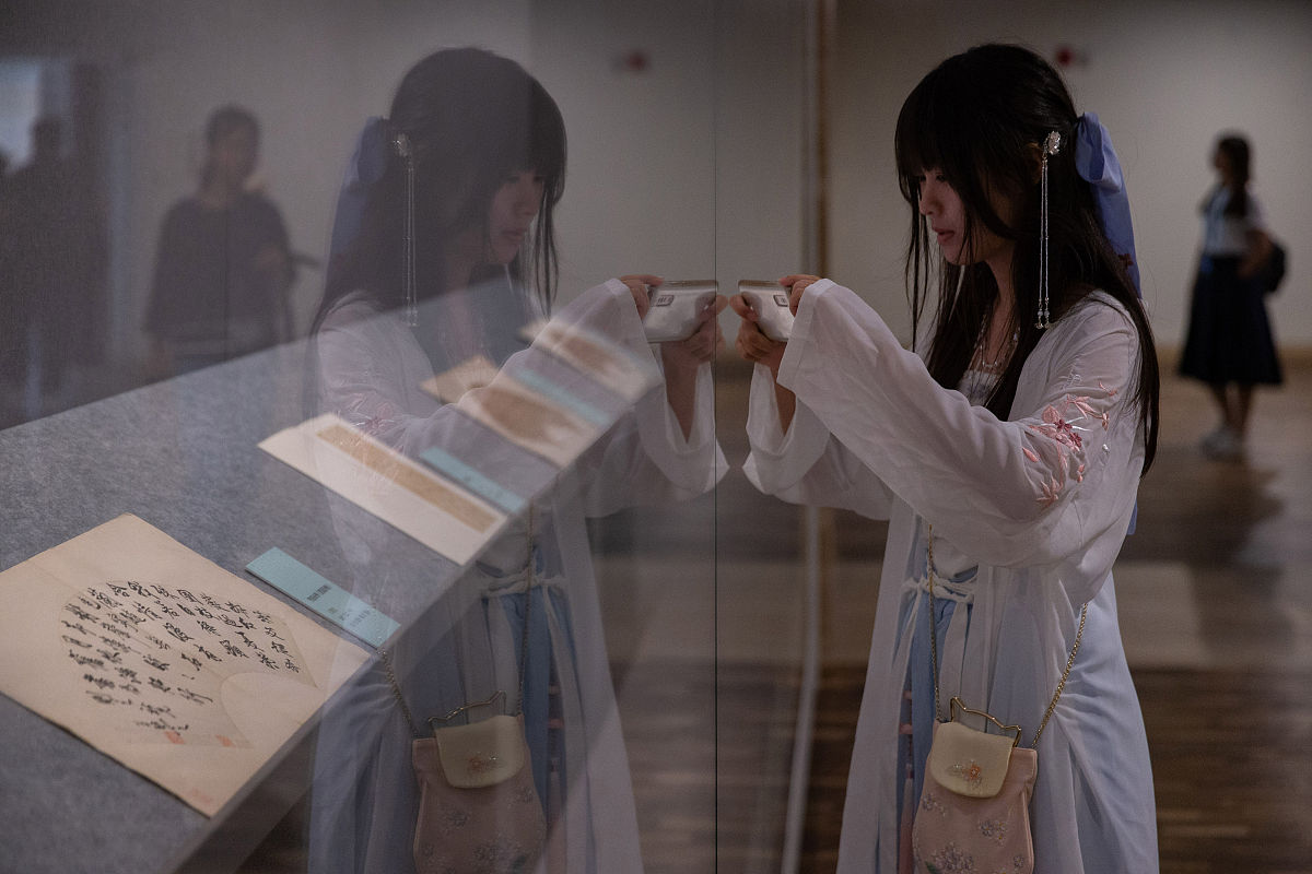 2019年7月2日,南京,观众在展览上参观展出的书法作品.