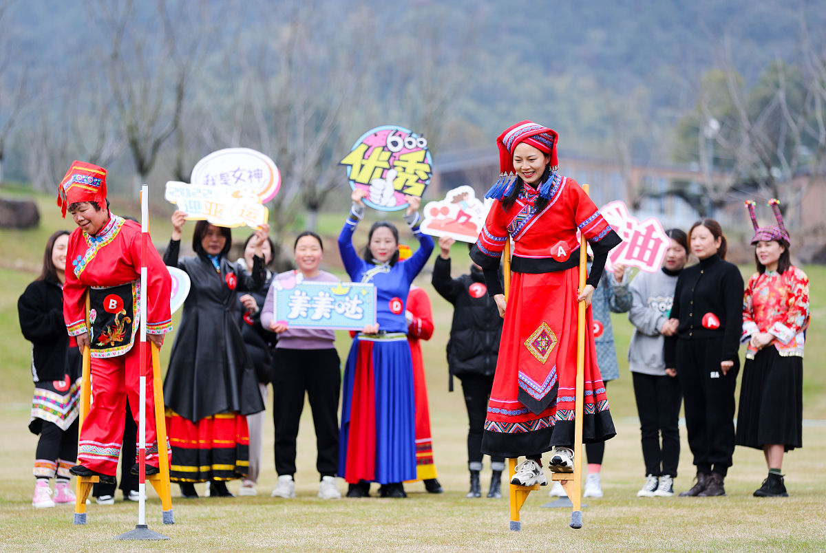 2022年3月7日,在浙江省湖州市德清县下渚湖街道,妇女门正在进行高跷接