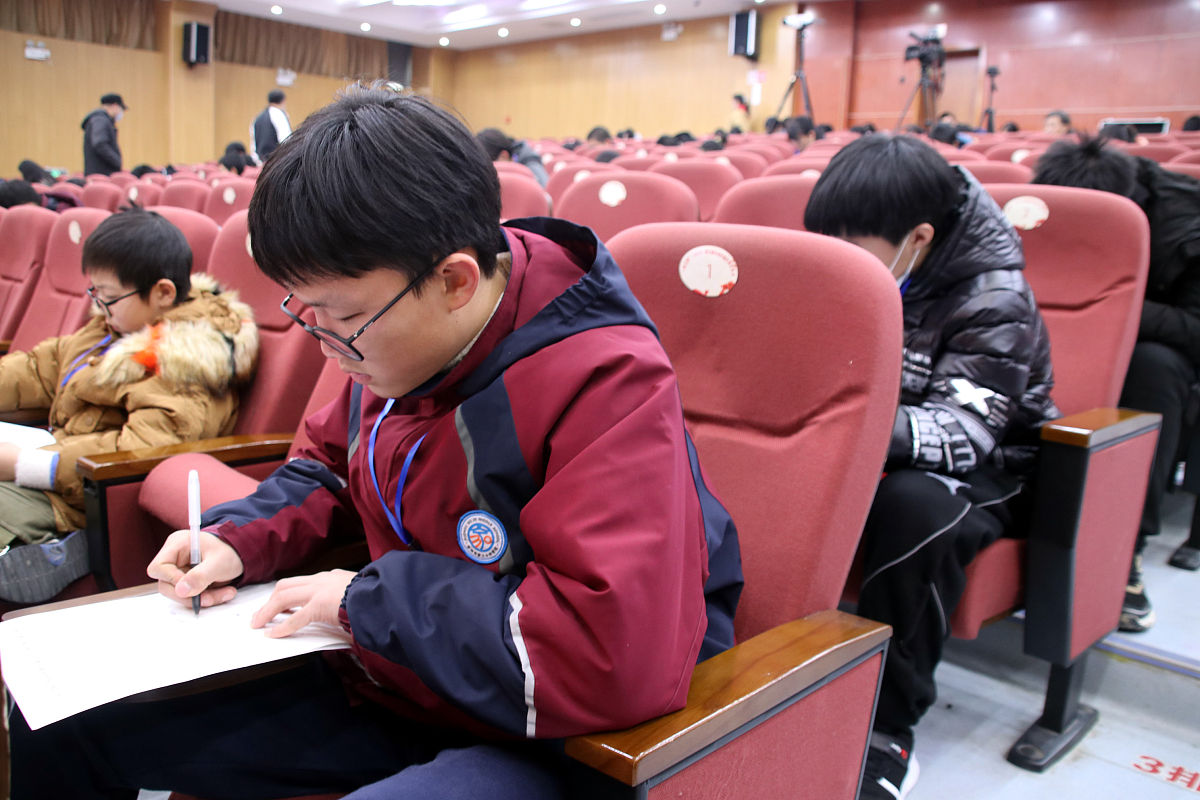 延川县高中生手机依赖症：心理与社会因素的深度剖析