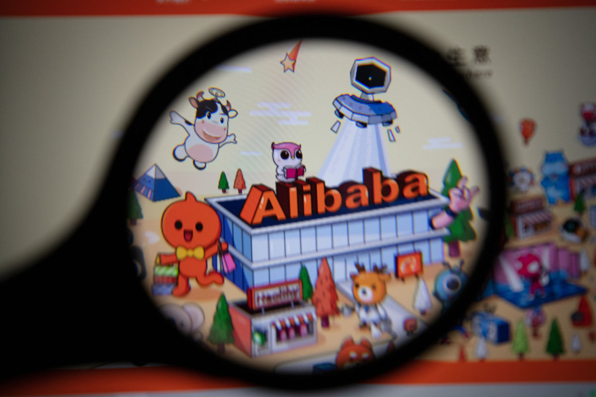 From the picture we can see that there are moldy goods According to the crews description the moldy goods are located several centimeters below the surface of the cargo pile and the thickness of