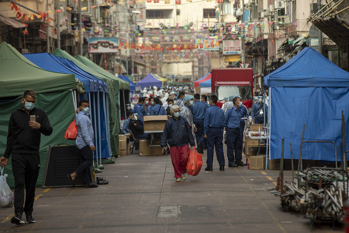 2021年1月23日,香港佐敦区,警察拉闸封路,医护人员在临时检测点开始工