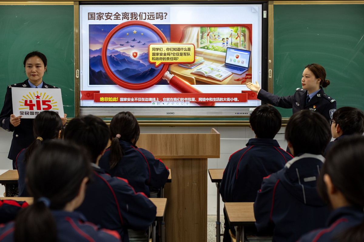 2026年4月14日,在江苏泰州海陵区九龙实验学校,民警为