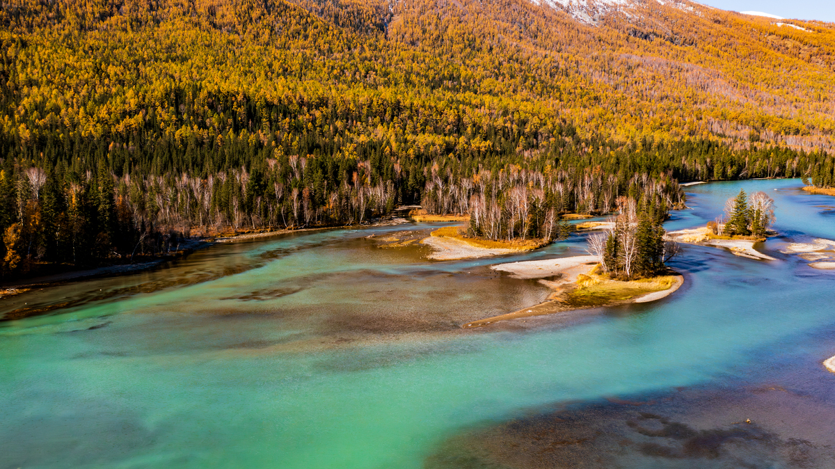 请给我列出新疆人少风景美丽的地方