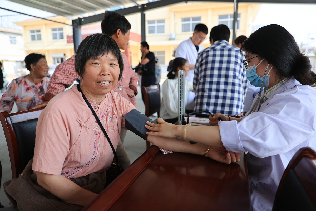 我刚打电话给我妈妈看看我父亲怎么样了。他们仍在做实验室工作和测试。如果我父亲不能开车回来我可能得去接他。我在待命。