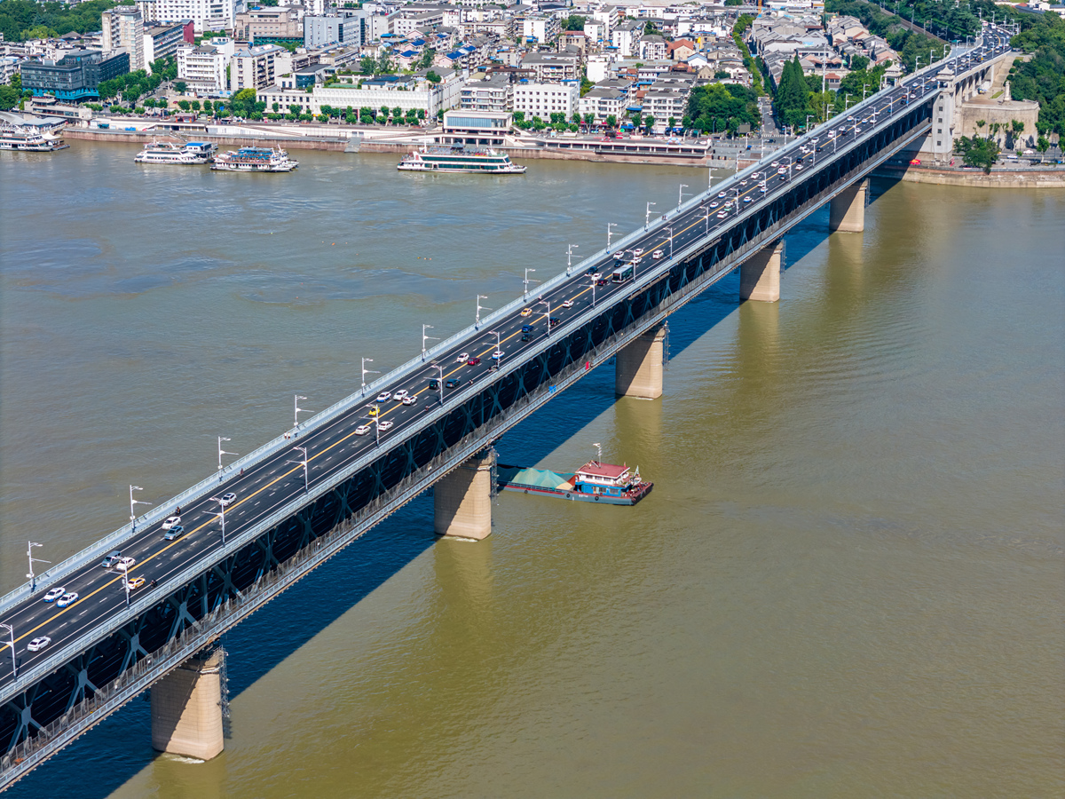 三汊矶大桥 - 宜昌长江跨江大桥，连接两岸交通枢纽