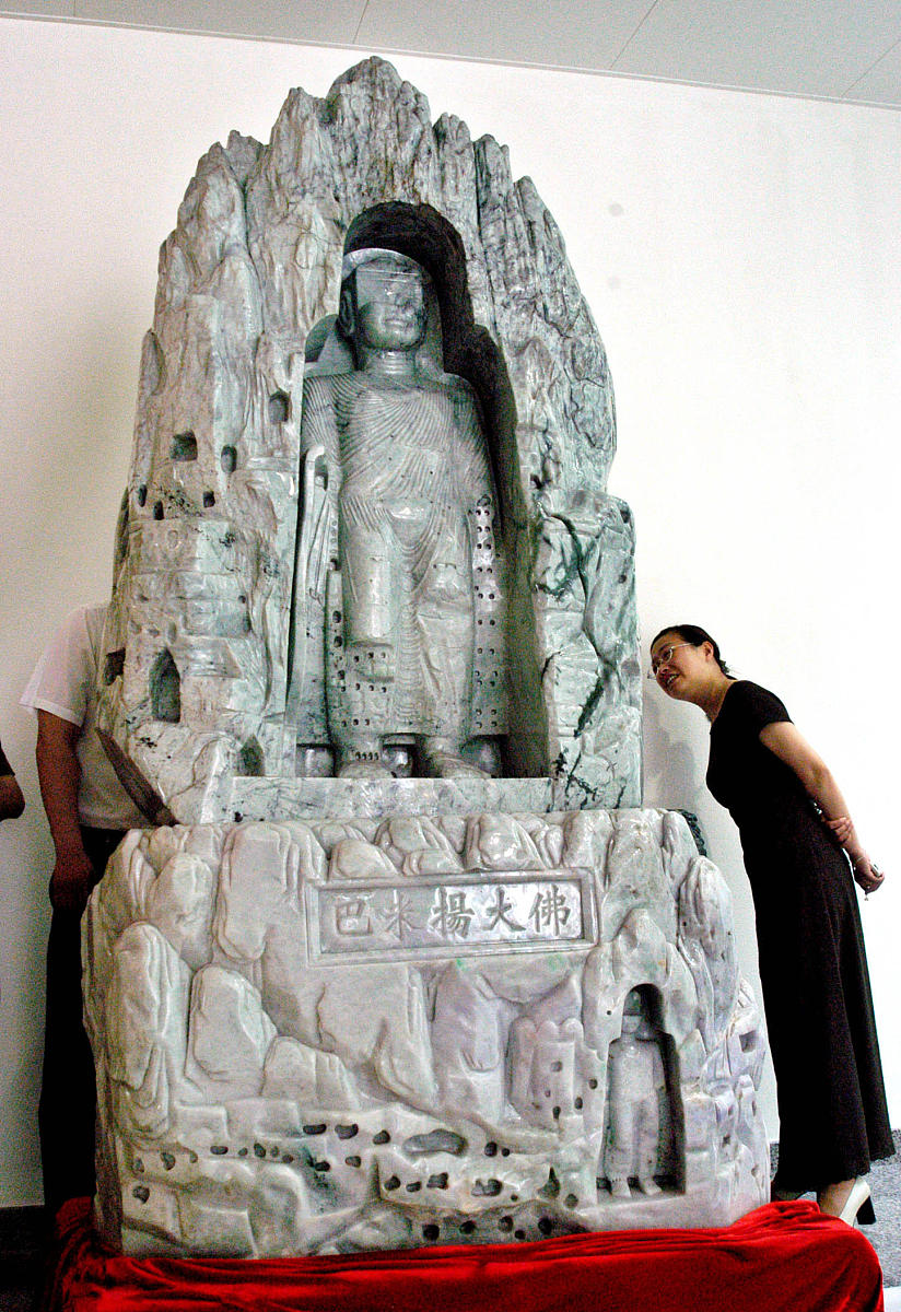 2004年6月14日,世界最大翡翠玉雕《巴米扬佛像》运抵苏州世遗会主会场