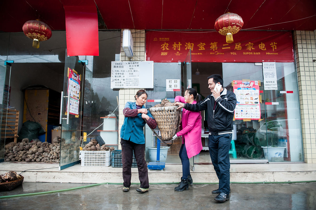 改写这句话使其重复率变低：学者在对尼泊尔110个社区进行深入访谈和小组讨论后指出影响尼泊尔基层社区有效提供服务的因素有很多特别是体制机制、社会经济结构、权力政治和利益、能力限制和资源制约。