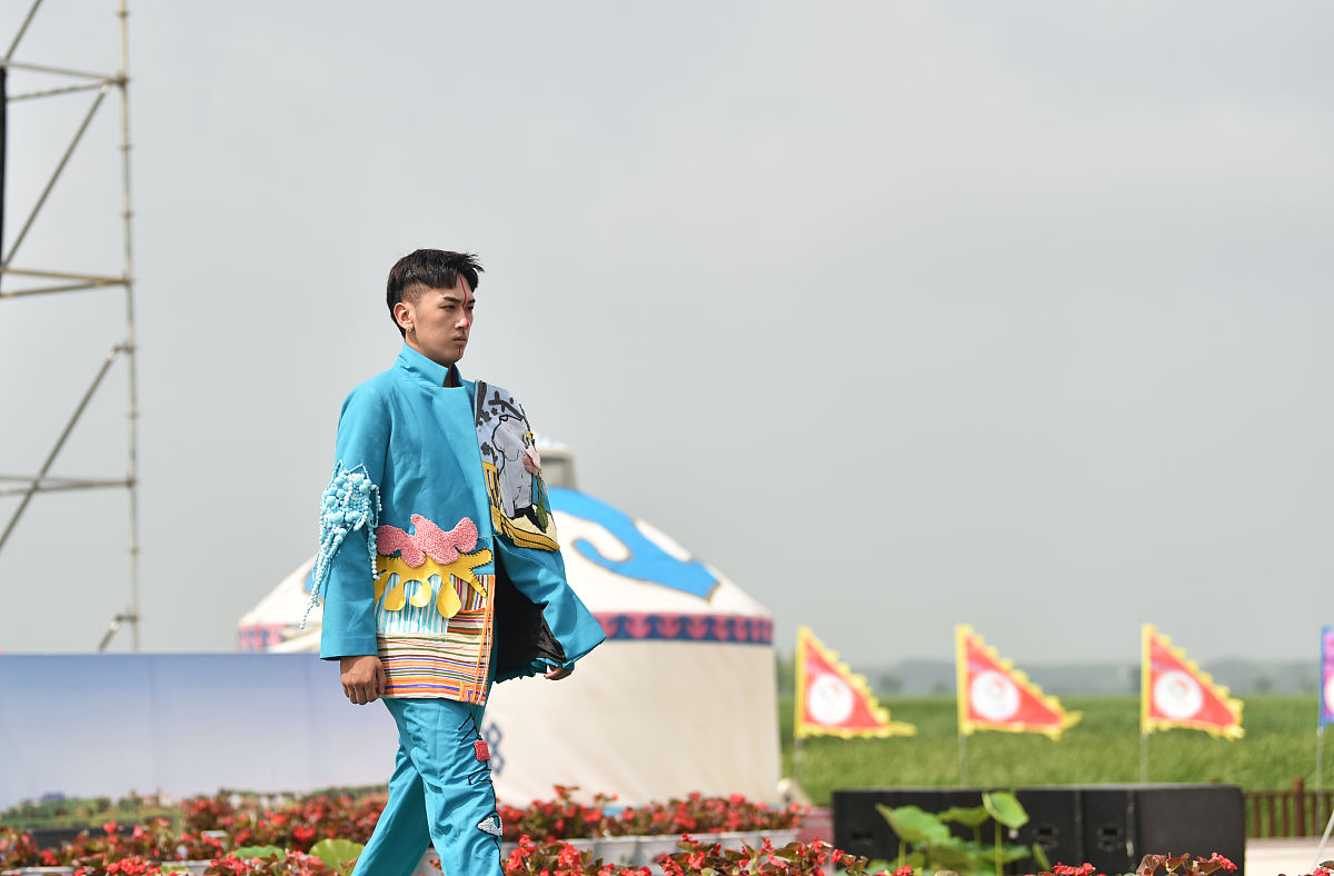 2021年7月10日,吉林松原,查干湖,独具地域特色的蒙古族服饰展.