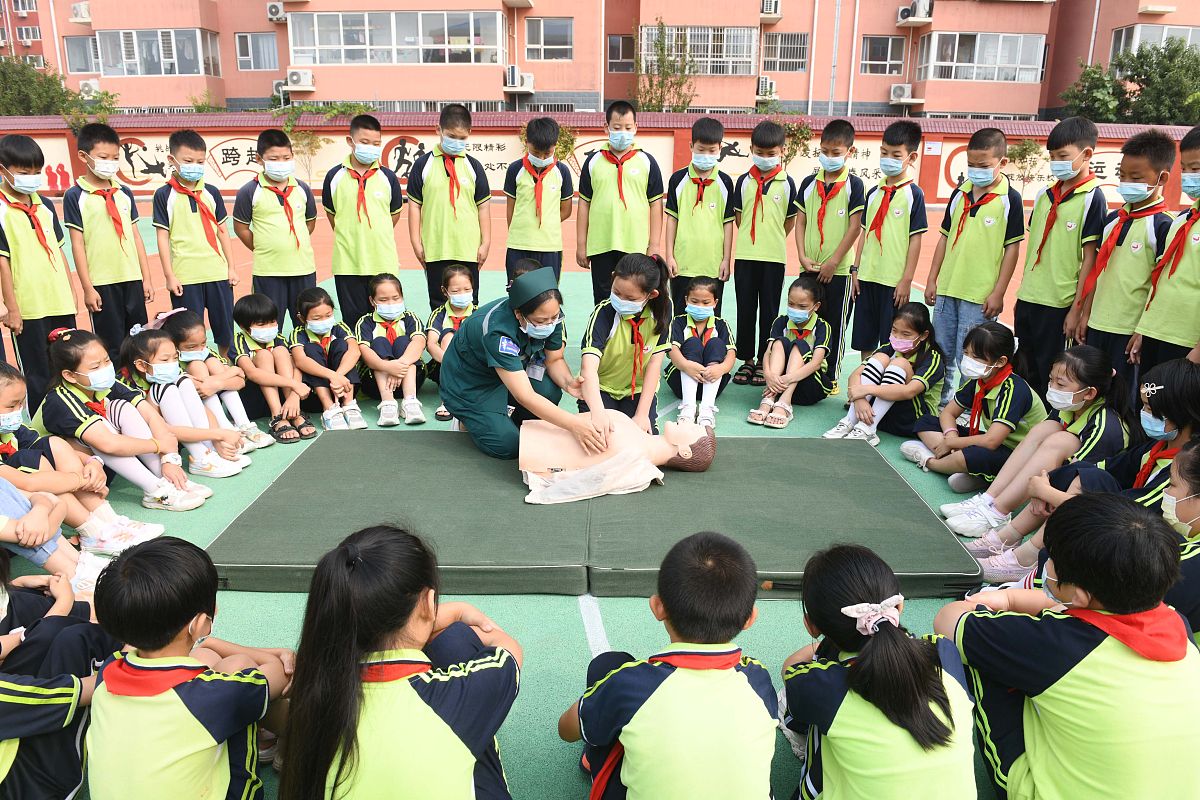 2021年9月10日,在河北省石家庄新乐市民生街小学,新乐市医院急救人员