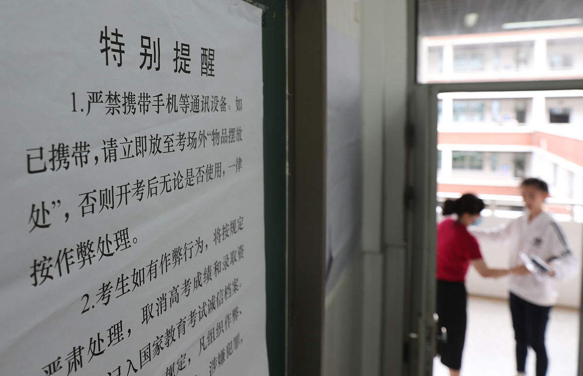 高中生手机违规停宿事件处理结果：恢复住校，家长承诺严格管理