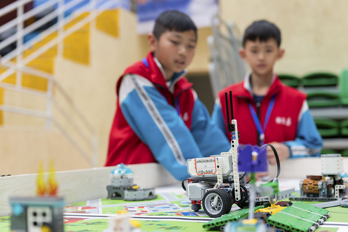 请以周作人的口吻写一篇名为《我从没有这样激动过》的600字记叙文描述自己参加全国机器人编程比赛获得冠军的故事要求描述具体、内容生动、感情丰富