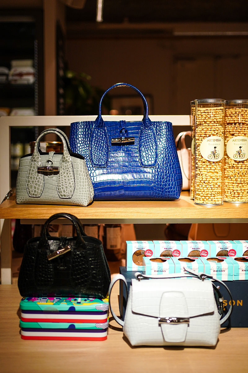 当地时间2020年10月4日,法国巴黎,2021春夏巴黎时装周:longchamp 品牌