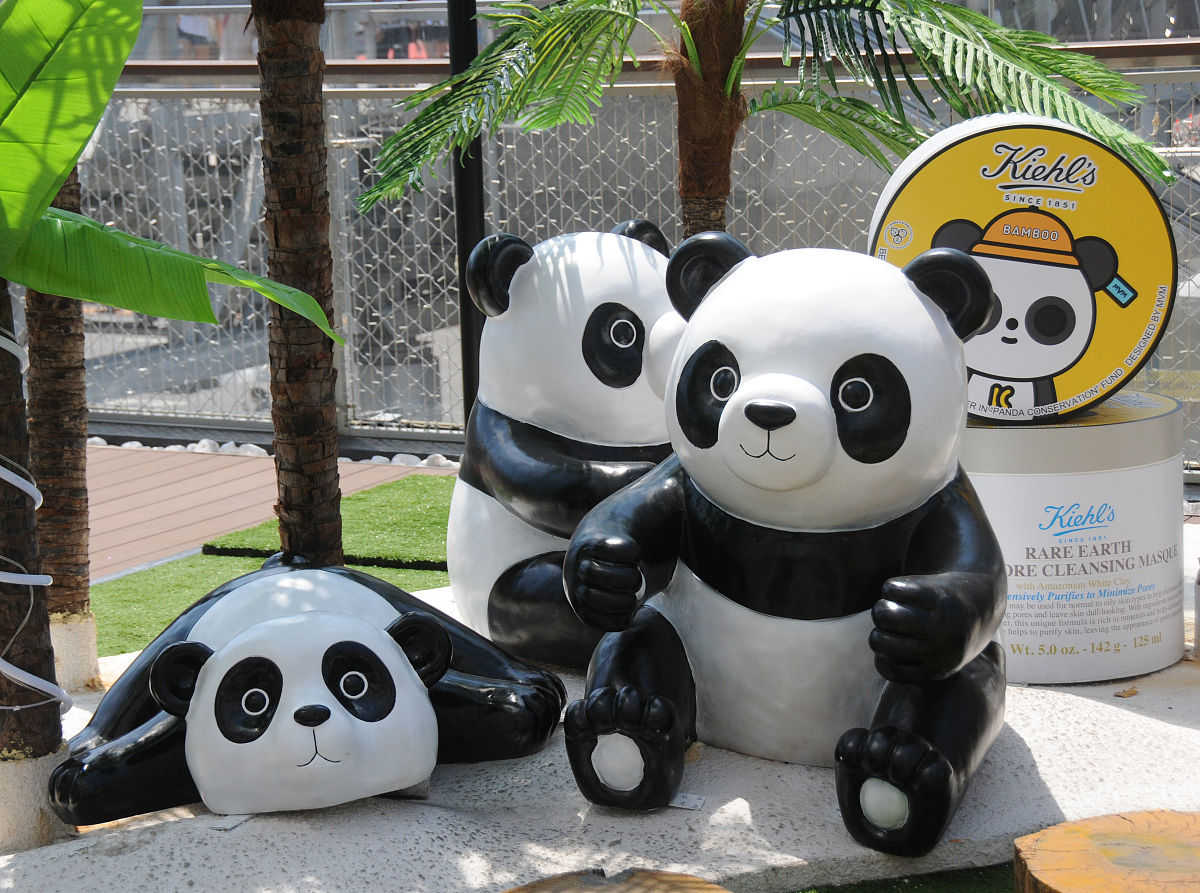 动物园奇妙购物记：寻找最逼真可爱的熊猫玩偶！