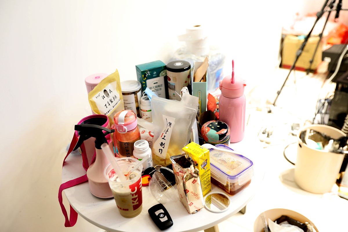 见好朋友必备清单：礼物、服装、化妆品、文具、零食