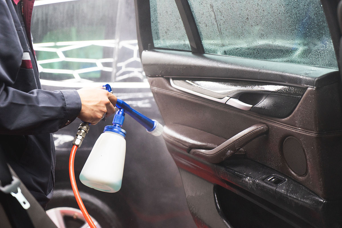 肉汤撒车里了发臭了怎么解决，