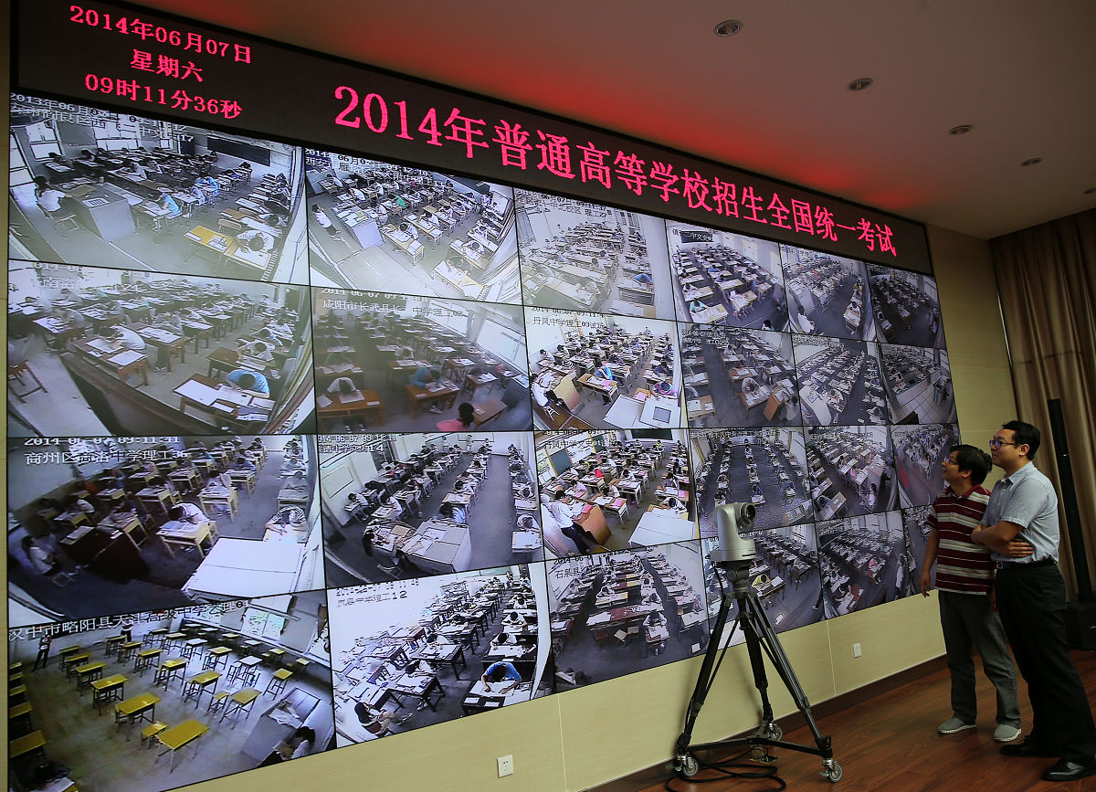 从高校技防角度写一篇对于在台风、暴雨、大风、雷电、高温、寒潮、低温等灾害情况下进行技防的建议。 在高校中安全工作一直是学校管理的重中之重。天气灾害如台风、暴雨、大风、雷电、高温、寒潮、低温等也是学校需要关注和应对的事项。以下是从高校技防角度写的一些建议。首先在台风、暴雨、大风等灾害情况下学校应当提前制定应急预案和现场处置方案并进行演练。同时学校需要检查和加固建筑物和设施确保其安全性。学校还需要配备