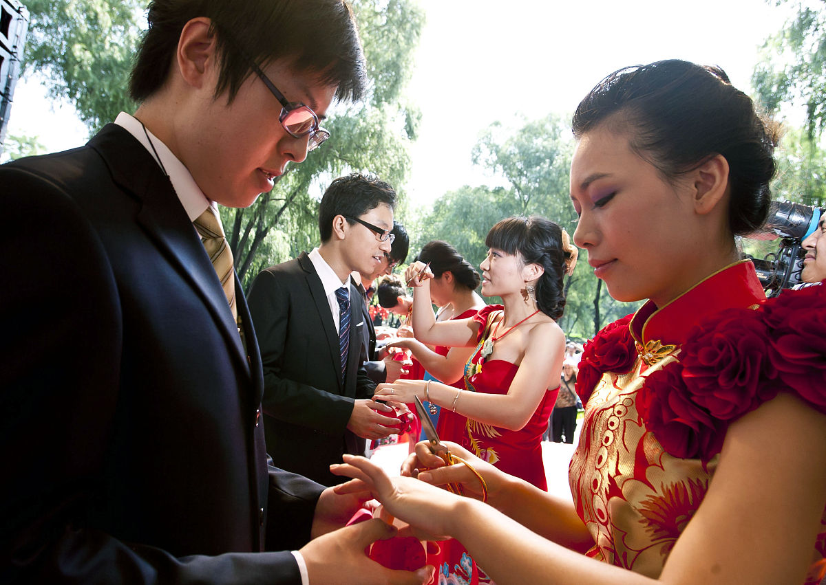 订婚要不要发喜糖给同事？