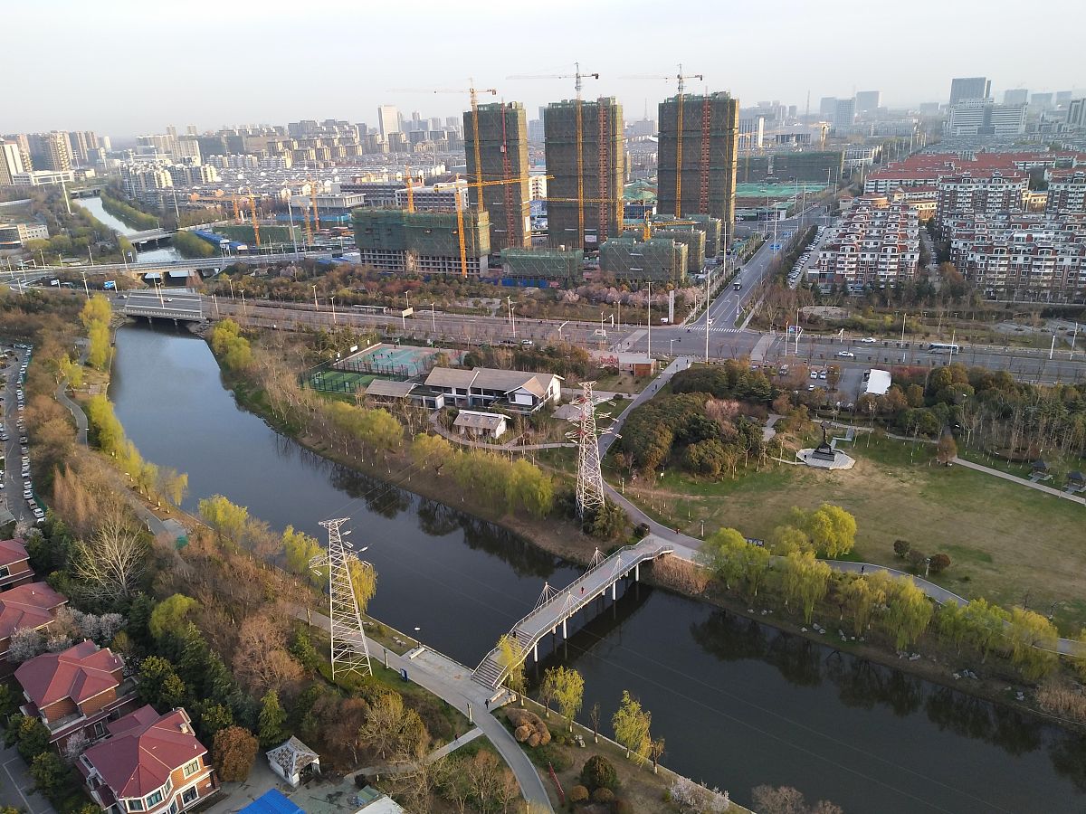 2021年3月17日,江苏宿迁,受大范围沙尘暴影响,市区出现浮尘天气.图为