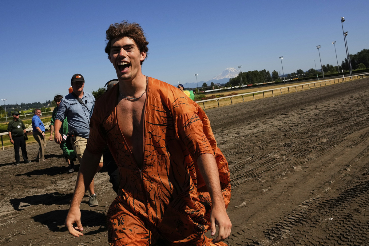 天然的翡翠基底偏黄色色调且有色根所以颜色看上去是由内向外散发的。而假的翡翠要不就是颜色呆板不自然要不就是基底发白颜色有漂浮感过渡不自然。放大观察假翡翠大于假翡翠的颜色部分甚至能看到呈丝网状分布的染料。用重组、更改语法和结构等手法换一种尽可能的扩展上述内容。