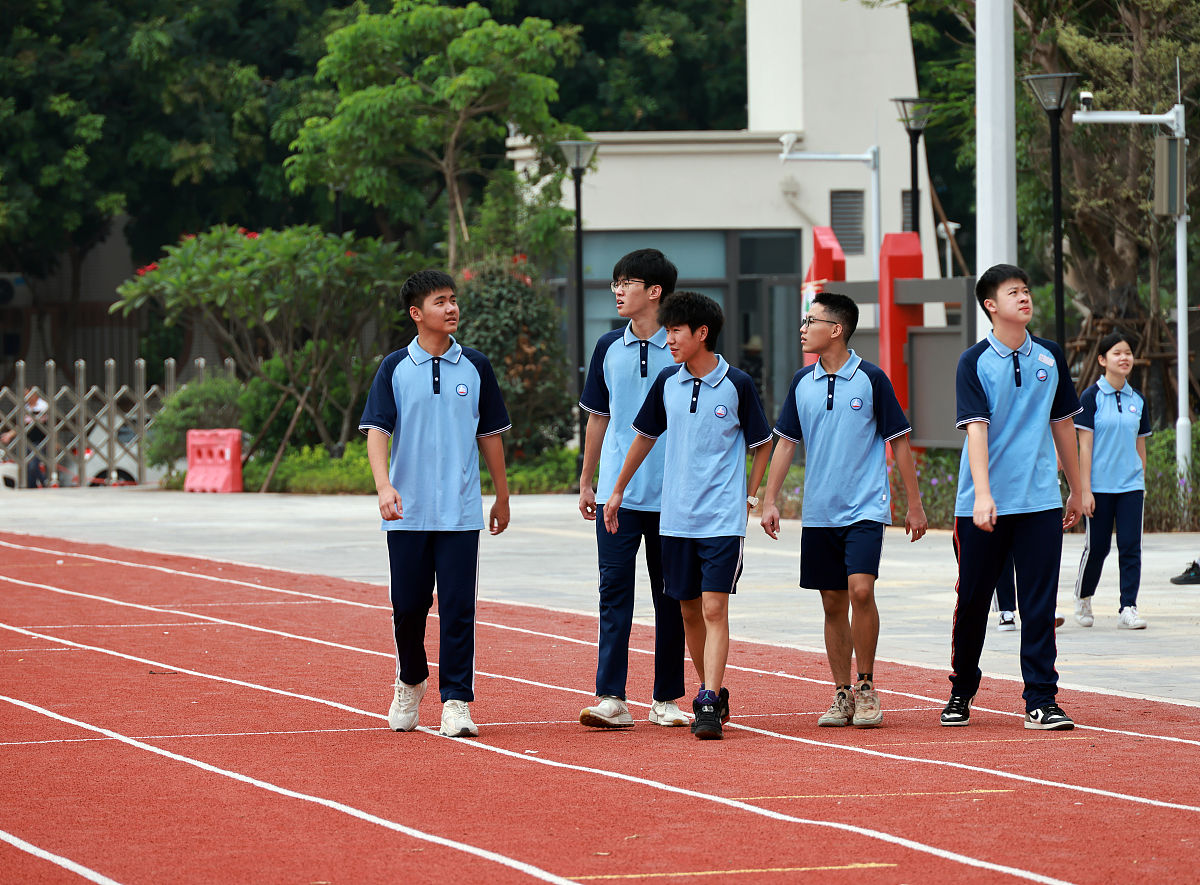 2021年8月28日,厦门,同学们好奇地看着新校区新环境.