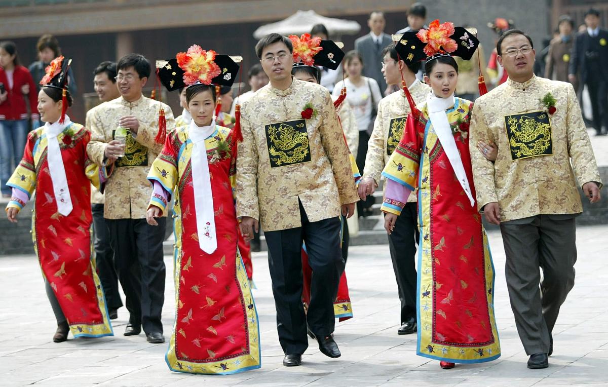 2004年4月10日,四十对满族风味十足的新人集体婚礼在沈阳举行.当日,波