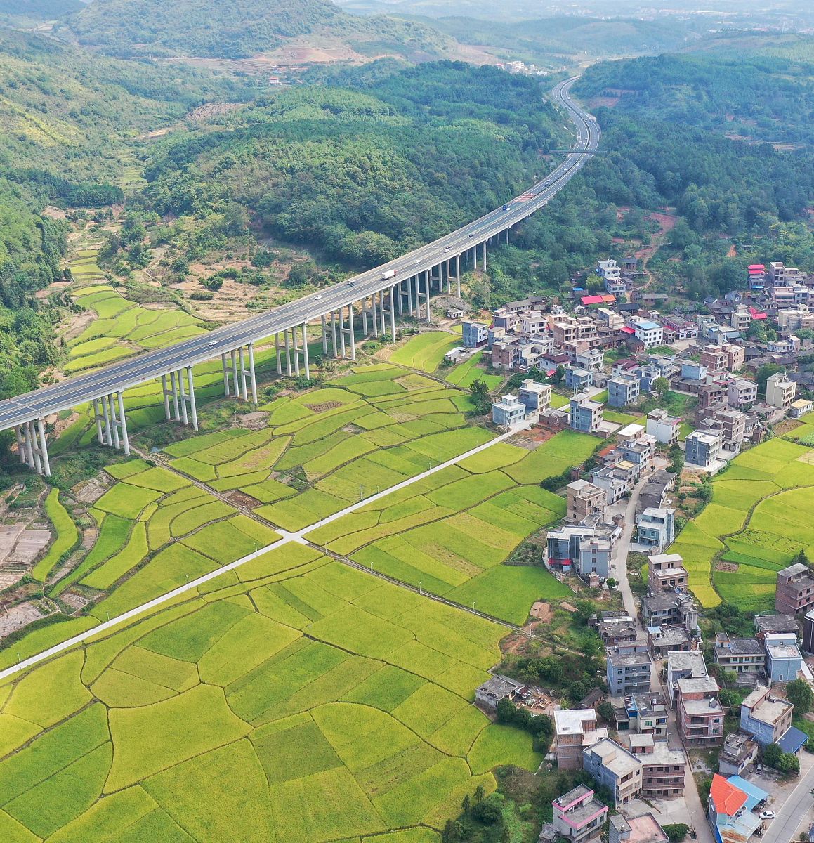 请根据中国湖南省永州市蓝山县的今日实时天气对中小学生进行安全提示要求文字要有趣味性要精简