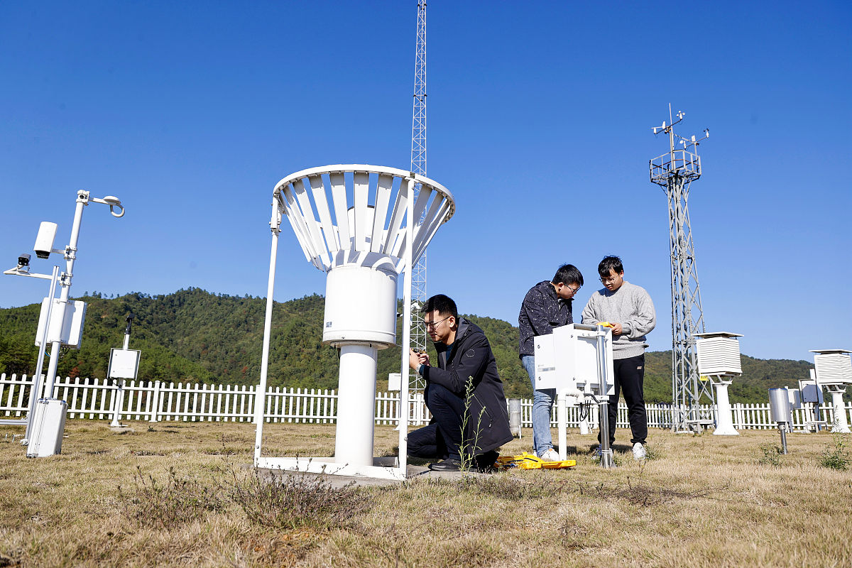 2021年11月8日,在江西省吉安市峡江县气象局无人自动气象<strong>观测</strong>站,工作
