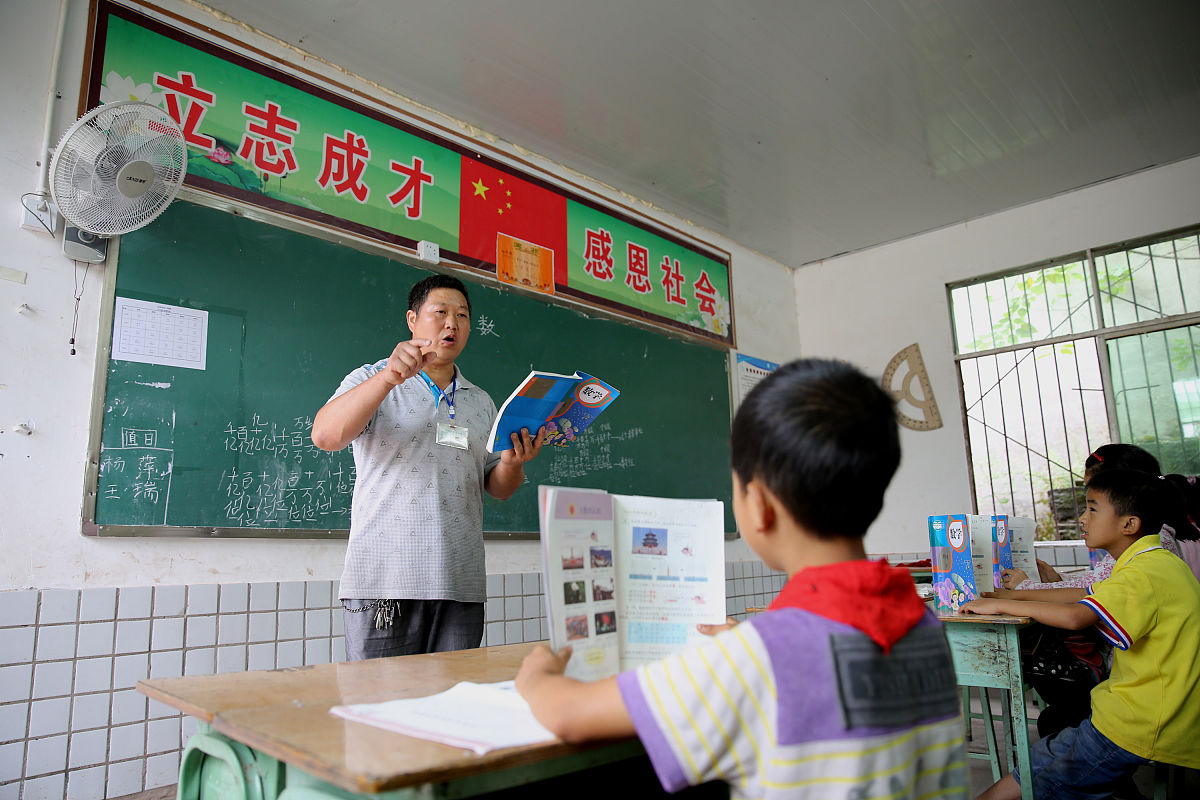 2017年9月6日,在四川省内江市东兴区永兴镇玉河沟村小学,范华正在给学