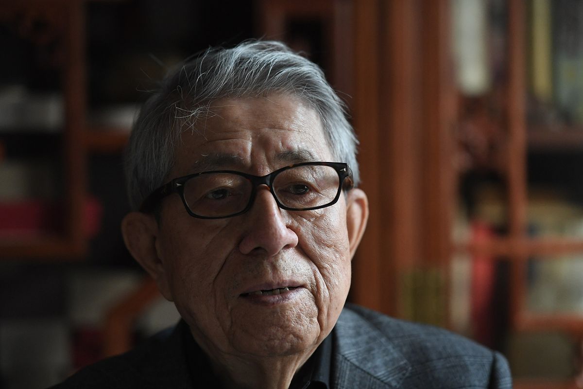 2020年12月3日,在沈阳王贺良书法工作室接受采访的书法家王贺良.