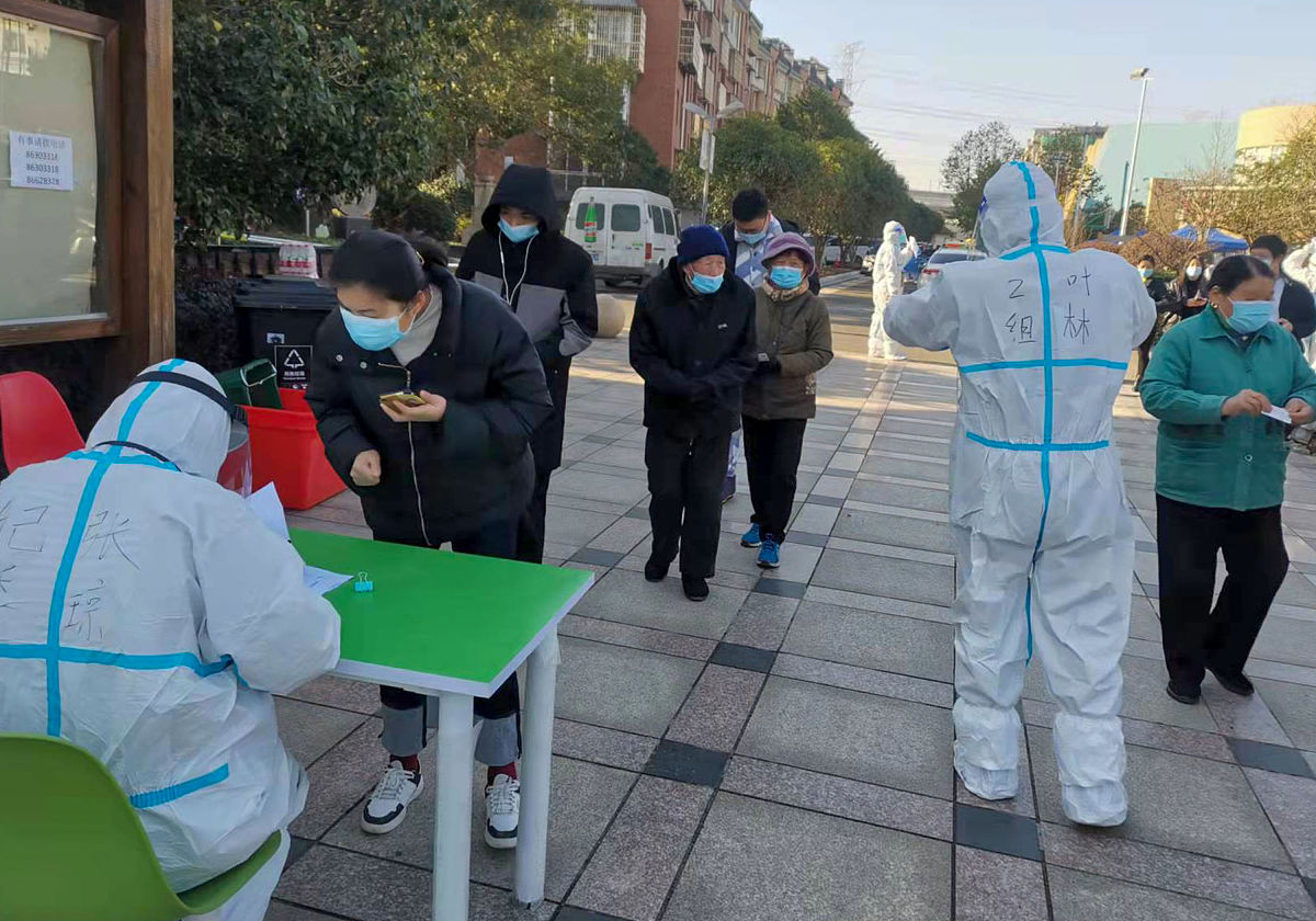 写个活动总结：疫情防控工作。近期人员流动频繁防范传染病建议同学公共场合佩戴口罩旅途和活动中特别注意个人卫生目前学校对于疫情检测采取自愿原则但检测阳性必须隔离；主题班会上播放《养成良好的生活方式和卫生习惯》PPT