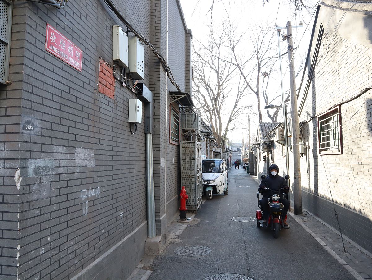 2020年12月25日,北京,砖塔胡同<strong>东西</strong>出入口均采取了出入防控措施,居民