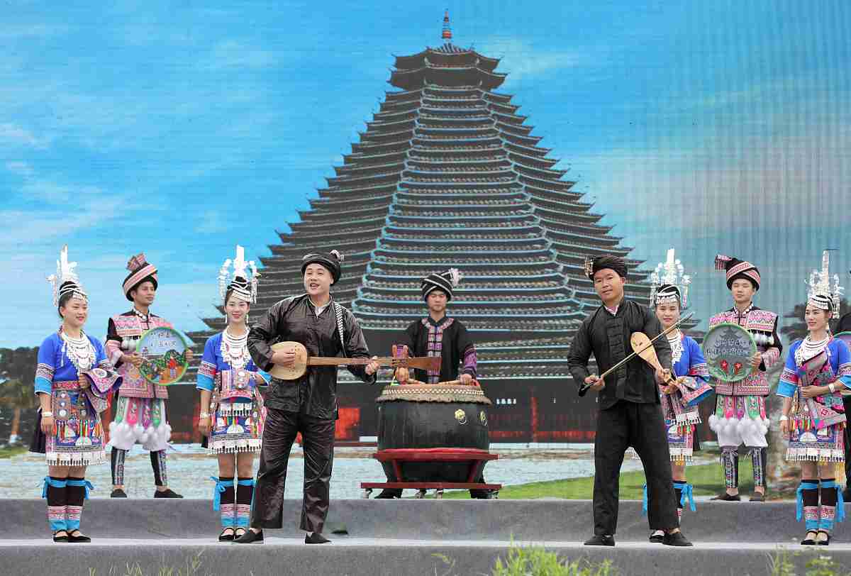 2020年6月22日,广西柳州,演员们在三江侗族自治县县城多耶广场弹唱侗