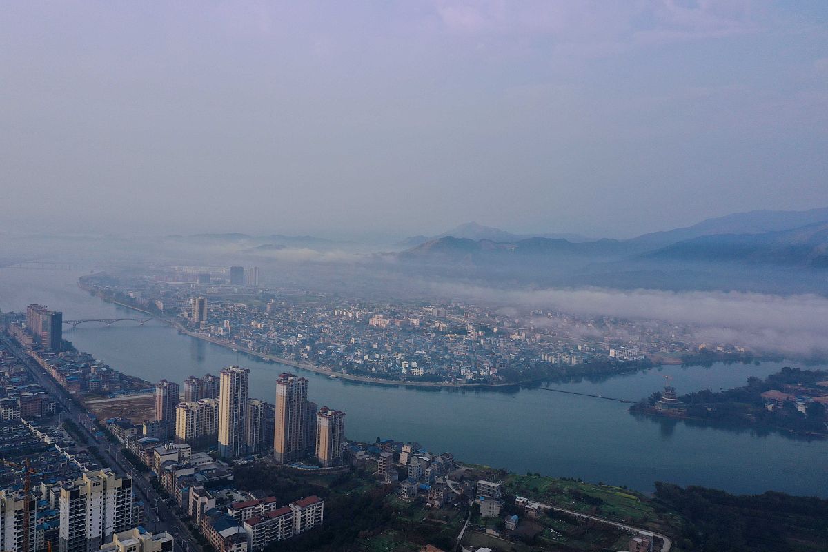 2021年2月15日,广西柳州,地处珠江上游的融江融安县城段出现平流雾景