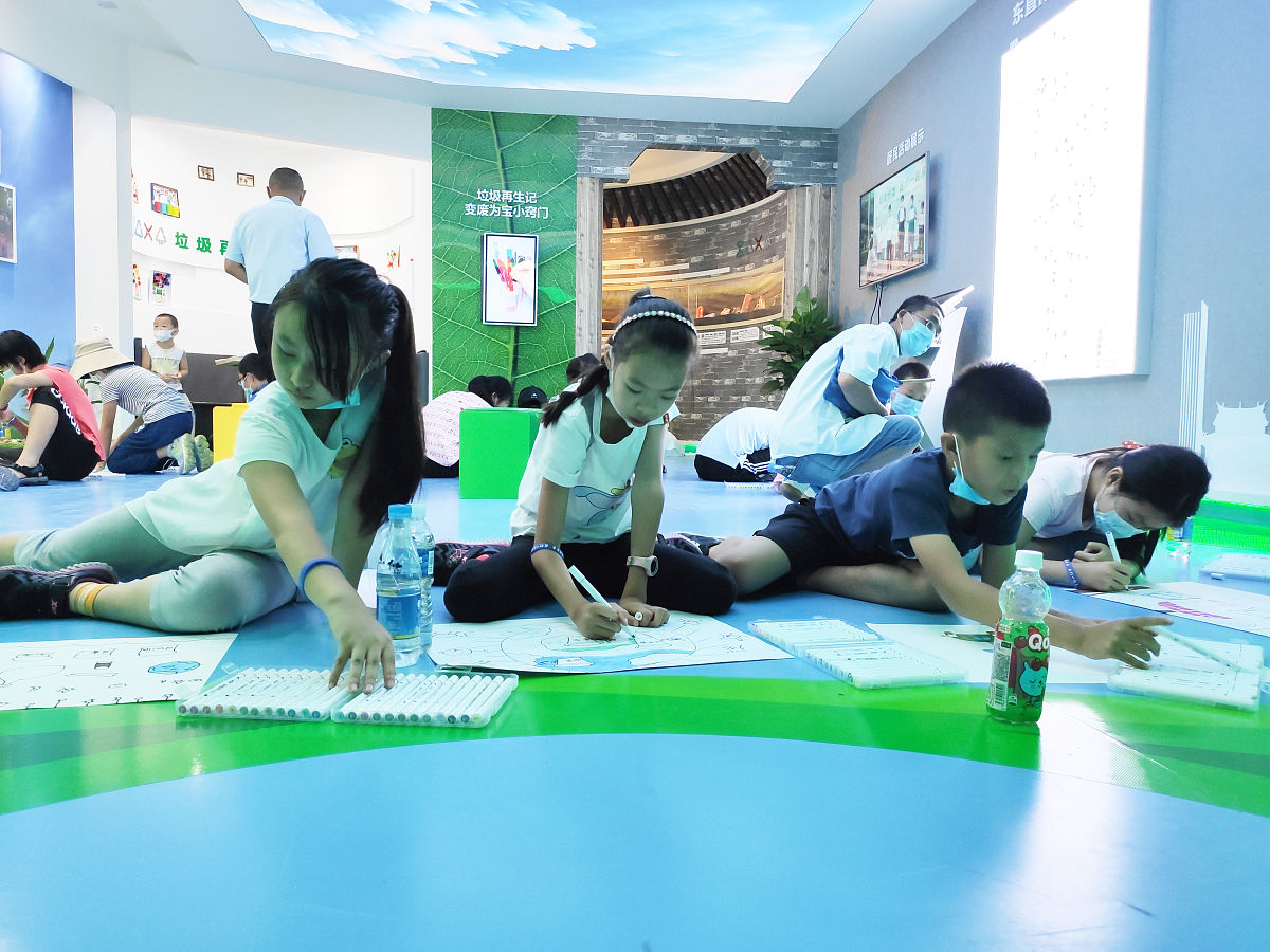 一年级看图写话：小明乱扔香蕉皮的故事