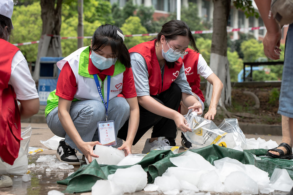 你是一名大三的学生在暑假参加了志愿服务团队前往多个社区和学校。在活动中就垃圾分类和溺水知识点就行传播。请写3000的实践报告。