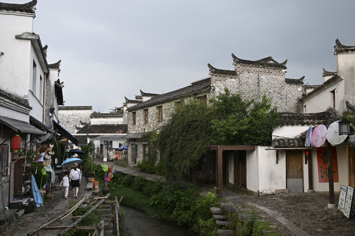 写一个关于徽派古建筑摄影研究报告目录：2 徽派古建筑的特点 22 徽派古建筑的建筑特色 221 天人合一的选址和设计格局 222 朴素淡雅的色彩特点 223 精美的建筑装饰 224 别具一格的马头墙 23 徽派古建筑的文化内涵 24 徽派古建筑的美学特色 241 功能与美观兼具的统一之美 242