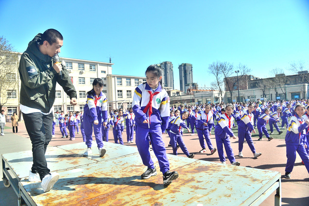 2019年3月22日,在天津市南开区咸阳路小学,教师生们街舞的吕老师,被孩