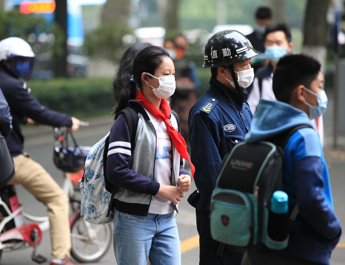 开学上学安全指南：口罩、测温、社交距离，全面防护指南