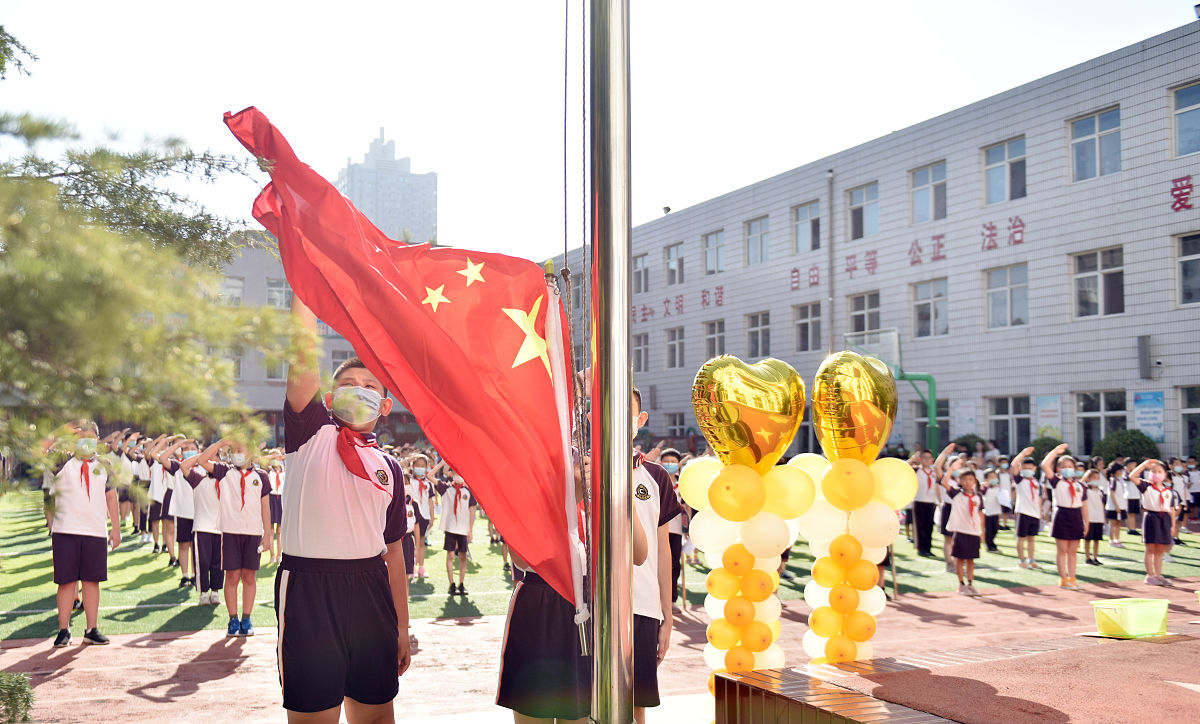 学校本周工作总结：升旗仪式、运动会筹备、家委会议等