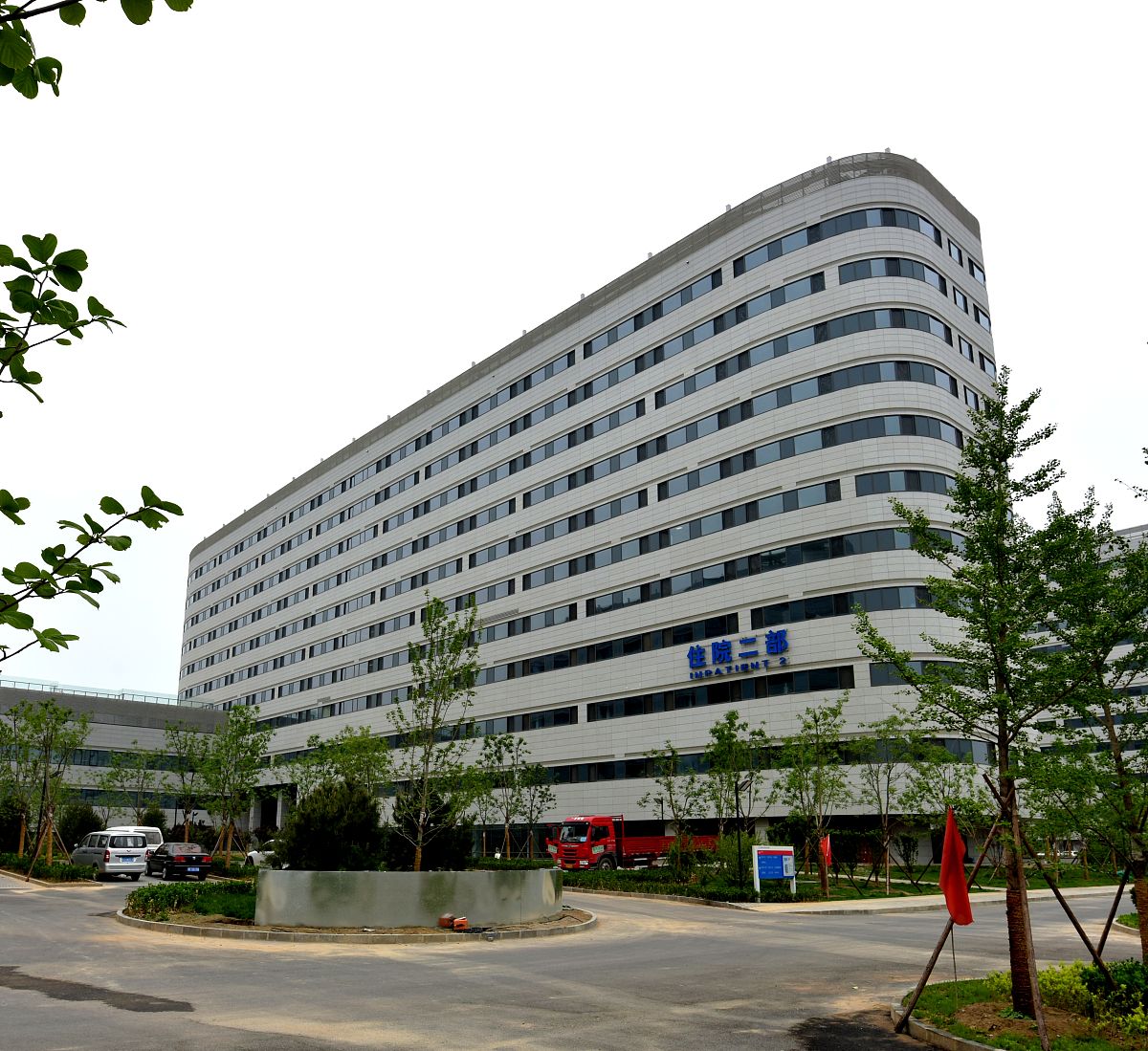 新建一栋心血管病诊疗中心大楼地下2层地上10层包含：医疗净化区、病房区、办公区有DSA、ICU、CCU、直升机停机坪从项目的特点、前期的考察、设计方案、建设过程中的管理不足站在代建管理单位的角度进行项目的全面总结