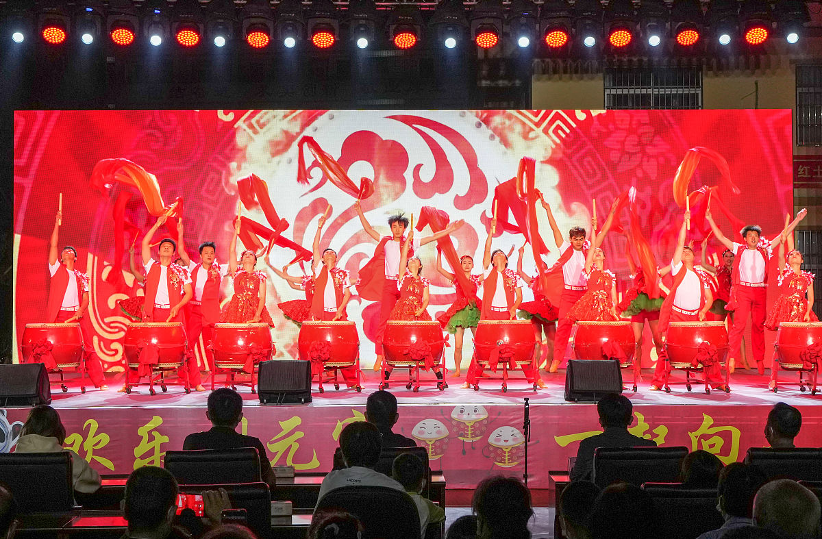 7分甜奶茶中喝出玻璃珠，去年315曾被曝光，根据这个话题写一篇500字文章