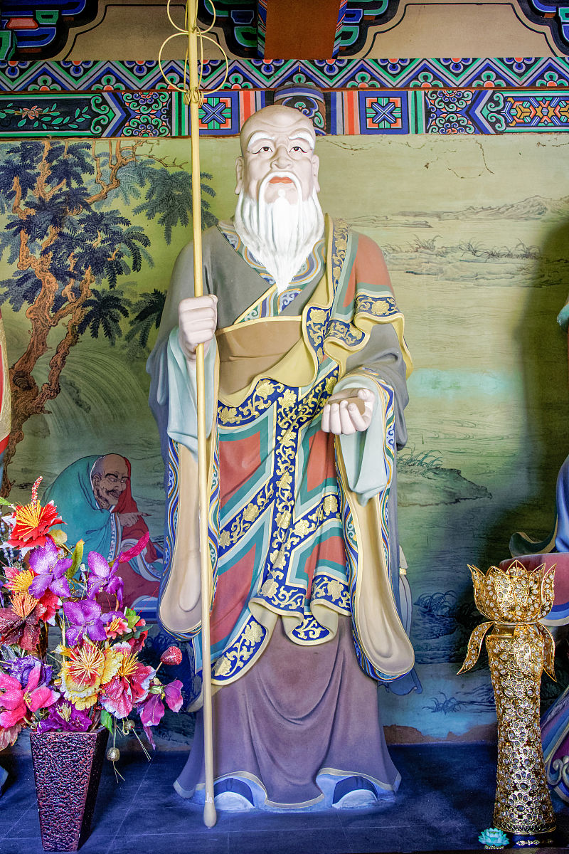 根据以下内容写出一条30字的短视频标题：三清是盘古创造出来的鸿钧老祖是哪来的？怎么能成为三清师傅的？