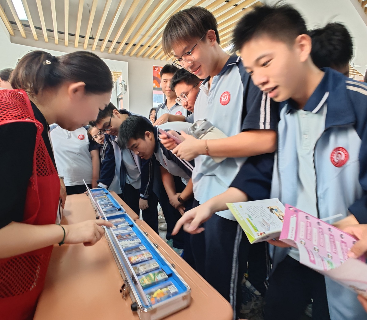 假设你是一位专业的社会工作者你和你的组员为小学生开展了关于减少小学生手机沉迷的小组工作现在活动完成后要对你们的小组工作进行最终汇报。你负责的环节是案主汇报包括学习小组和服务小组的汇报。学习小组汇报指的是你们工作者的汇报内容包括小组成员如何团结协助如何解决冲突如何分配工作你们的群体特征需求等。服务小组汇报指的是对小学生即你们的案主进行汇报和分析汇报内内容包括但不限于全体特征需求服务对象在接受我们的工