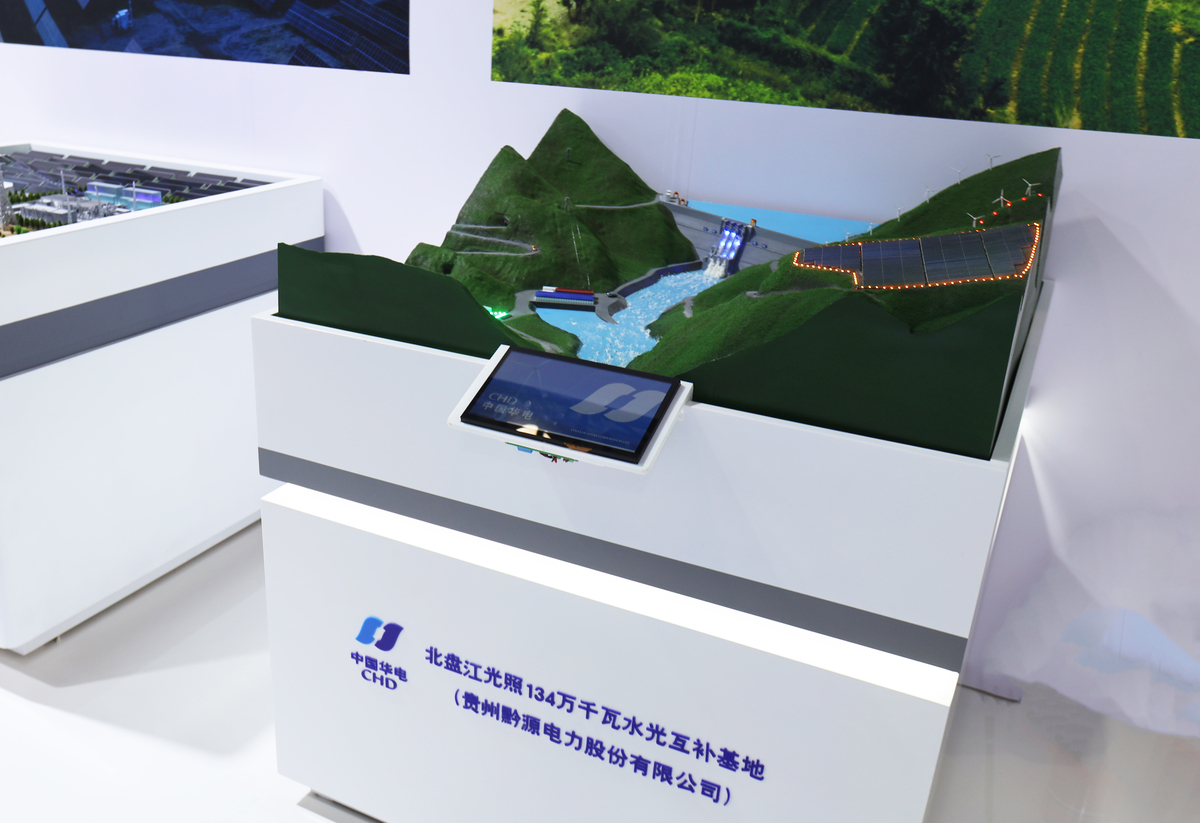 智慧矿山的提出是由智慧地球的概念演变而来芬兰科学家将智慧矿山提出具体建设方案方案中对具体应用计算机技术控制过程进行详细阐述并构建无人化智能矿井模型。智慧款山2008年11月IBM提出智慧地球的概念即互联网+物联网=智慧地球；第二年8月其发布《智慧地球赢在中国》计划书拉开智慧地球序幕。智慧地球的理念衍生出感知矿山、智能矿山、智能采矿、智慧矿山等概念。其实于1992年芬兰首次提出建设智能矿山的计划计划