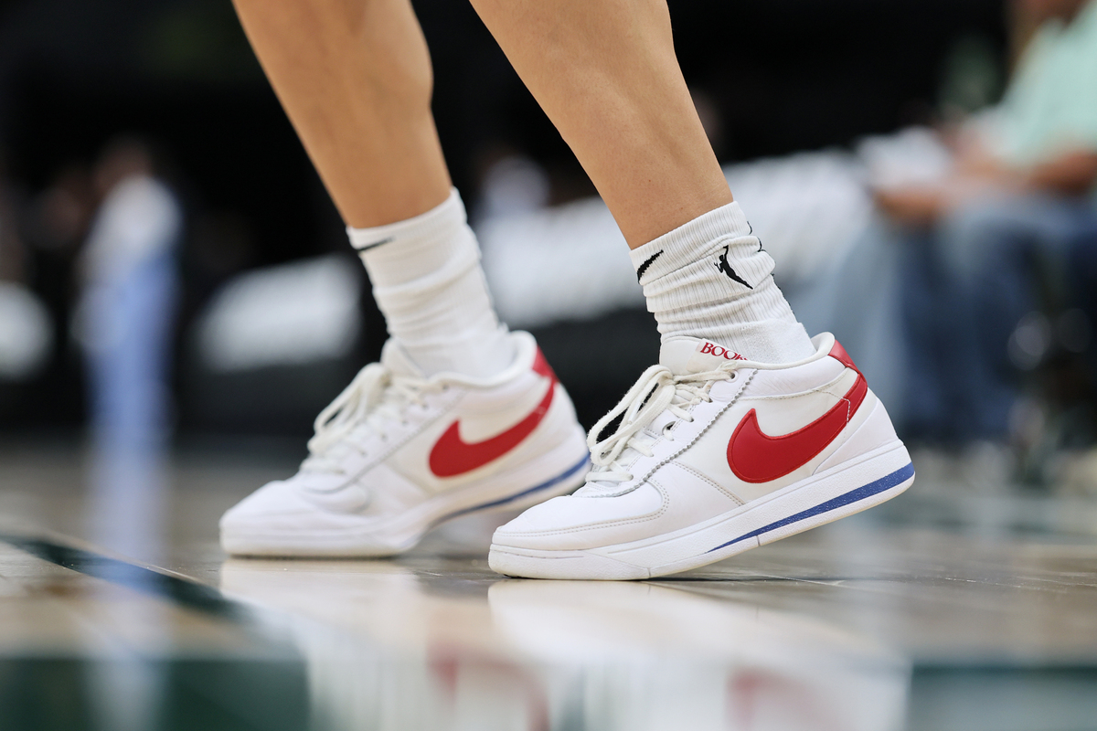 近日全新配色 Nike Dunk Low 释出官图。可以看到整体配色调性非常具有秋冬氛围特别是翻毛面料的 Swoosh 显得尤为明显。这次的鞋面质感需要着重强调可以看到呈现出类似岩石般的效果这样的鞋面确实放眼 Dunk 系列都十分少见。内衬也和一般配色不同追加了特殊纹理起到更为舒适高级的质感表现。总的来说这款新配色对于穿搭是友好的牛仔裤、工装裤都非常适配可以当做鞋柜中常备的一双通勤鞋。根据以上内容