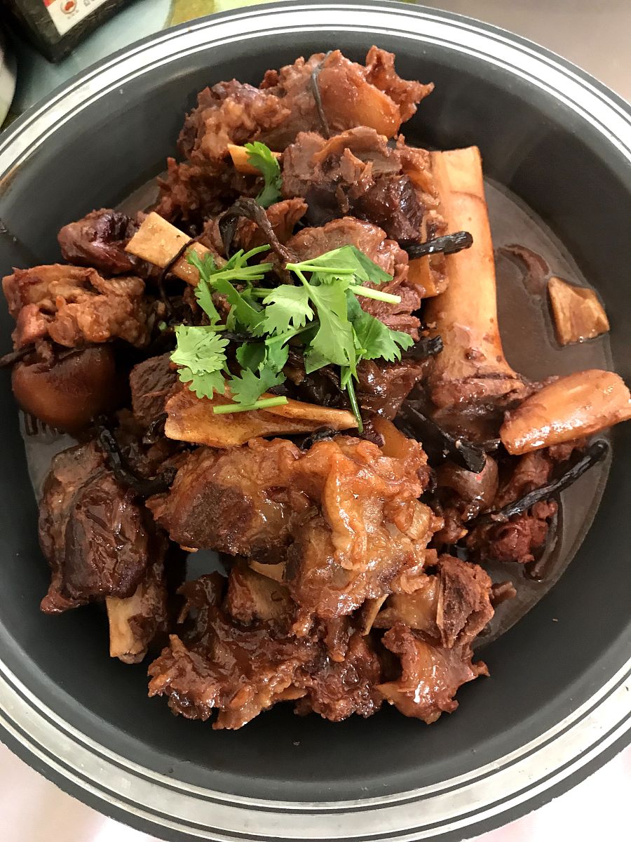 牛排骨炖煮技巧：做出鲜嫩多汁的美味