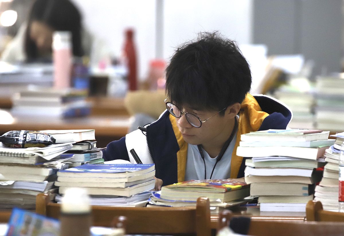 2019年12月15日,武汉一高校自习室内准备参加研究生考试的同学认真复