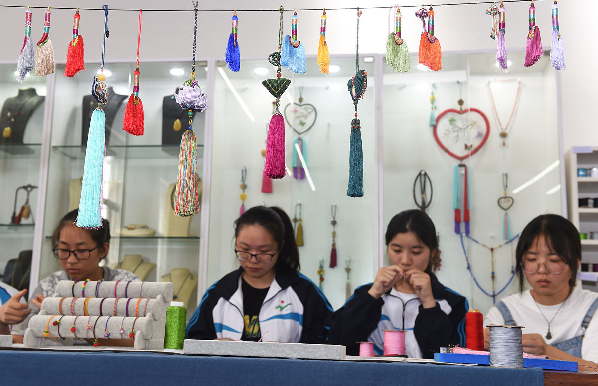 义乌城镇职业技术学校2023年招生专业：电子商务、机械制造、旅游管理