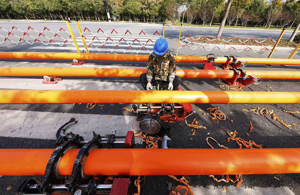 2021年10月29日,在泗洪县大楼街道瑞丰翡翠城小区边上的道路上,施工人
